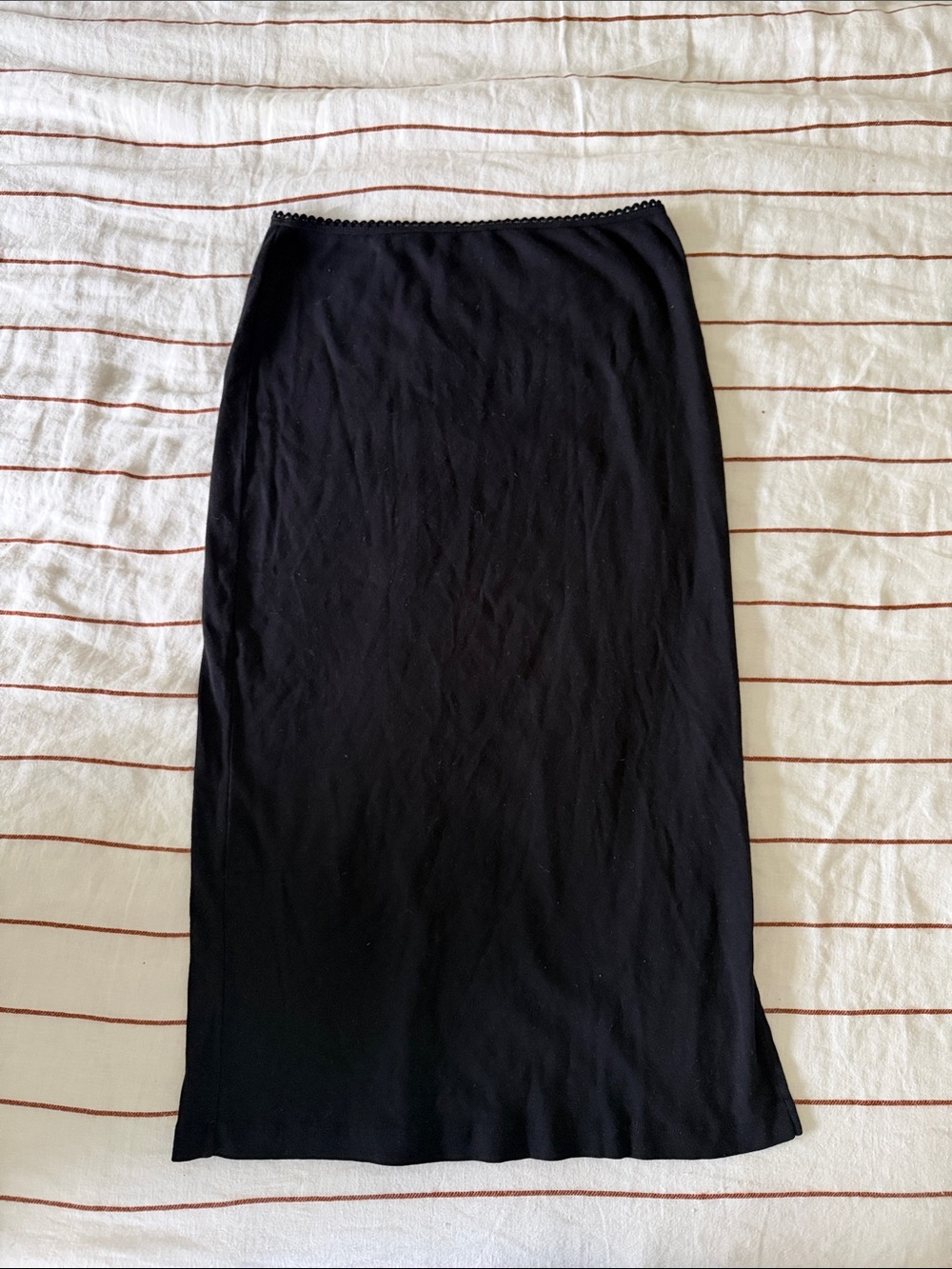 La Relaxed Pencil Midi Skirt - Sleek Slim Fit